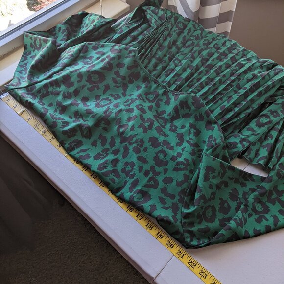 Leopard print dress with midi pleated skirt, lightweight wrinkle-free fabric - Picture 5 of 15